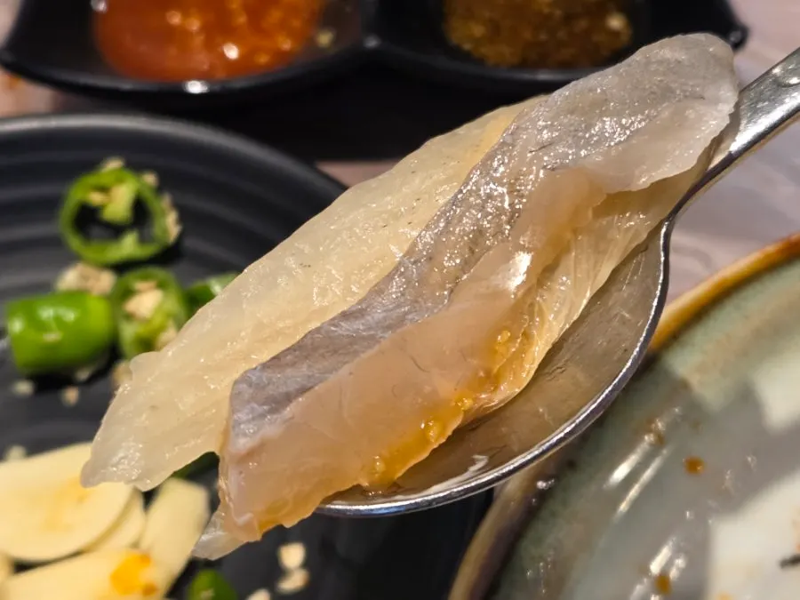 도톰하게 썬 광어회와 참돔회