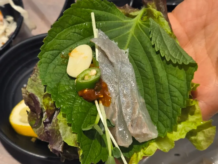 묵은지에 싸 먹는 광어회 한 점
