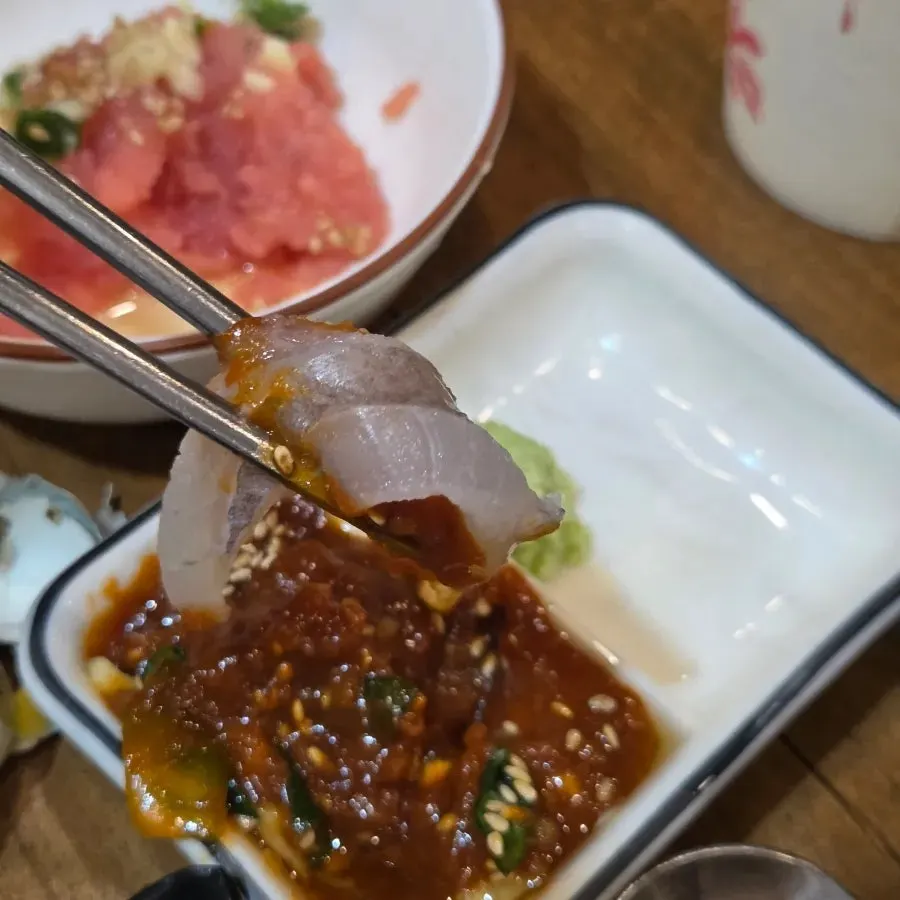 Sashimi from the flounder and rockfish set