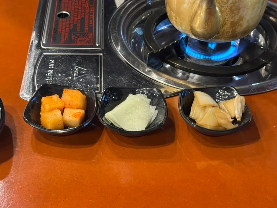 연수곱창 기본 반찬과 소스 상차림