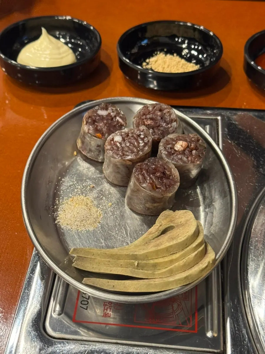 서비스로 나온 순대와 간 접시