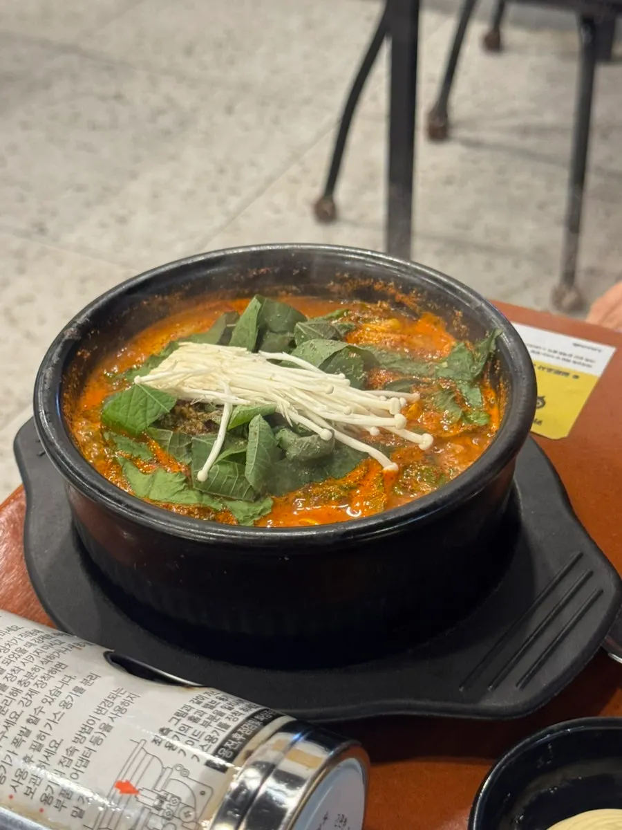 노릇하게 구워진 막창과 직화야채곱창볶음