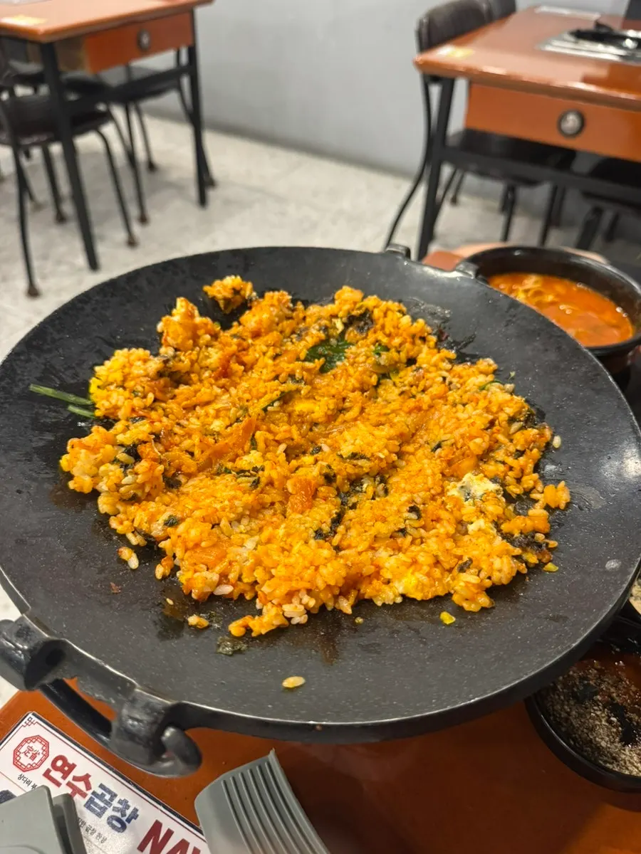 김가루와 날치알 올린 찐참기름볶음밥