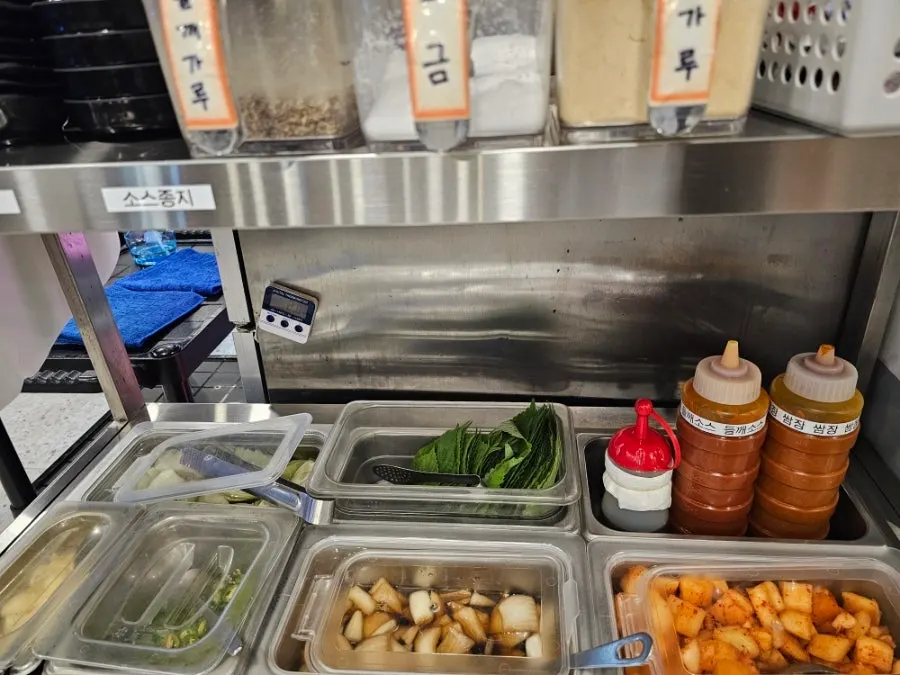 반찬을 가져다 먹는 연수곱창 셀프바