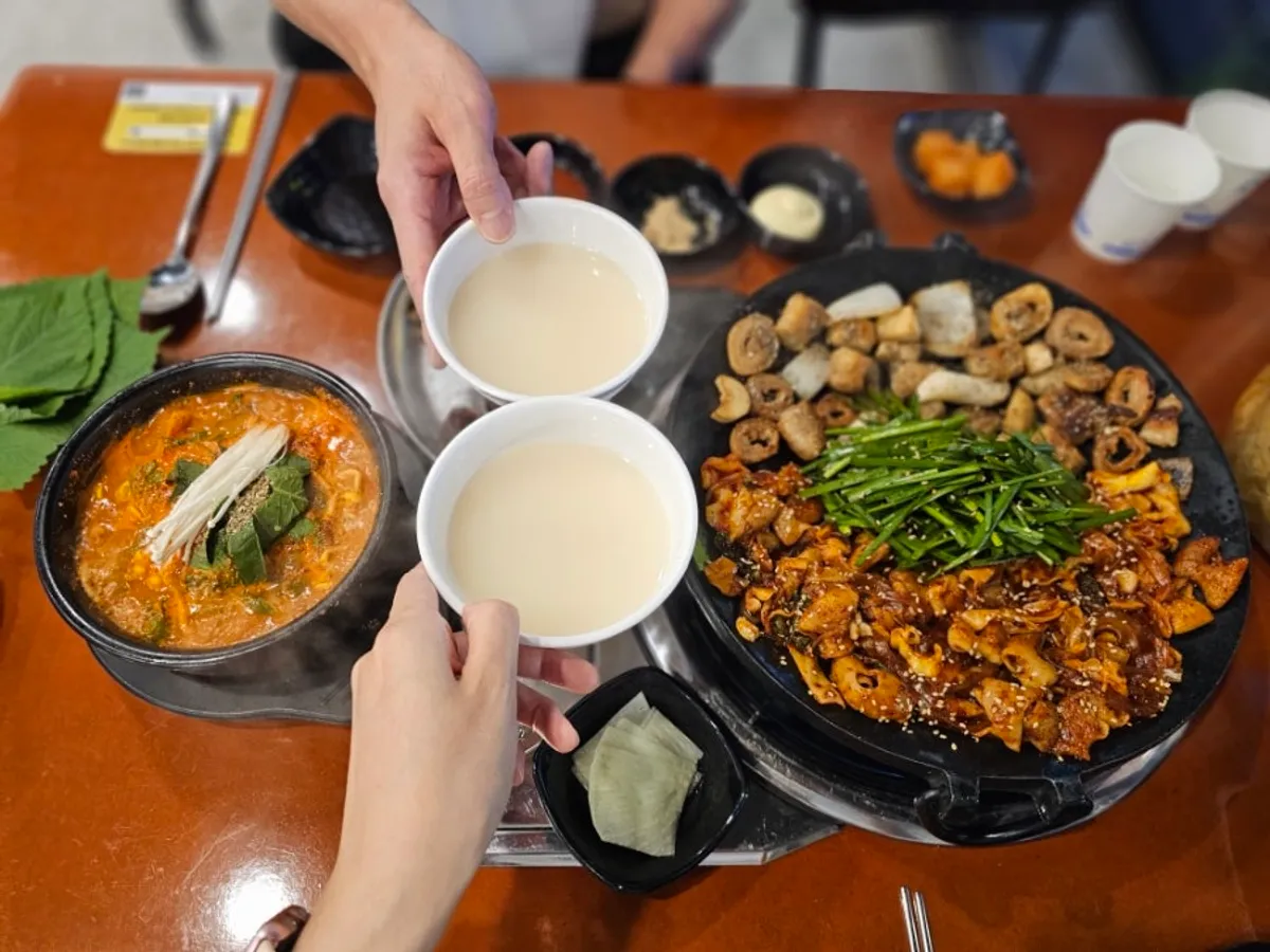 막창구이·곱창볶음·전골이 함께 깔린 상차림