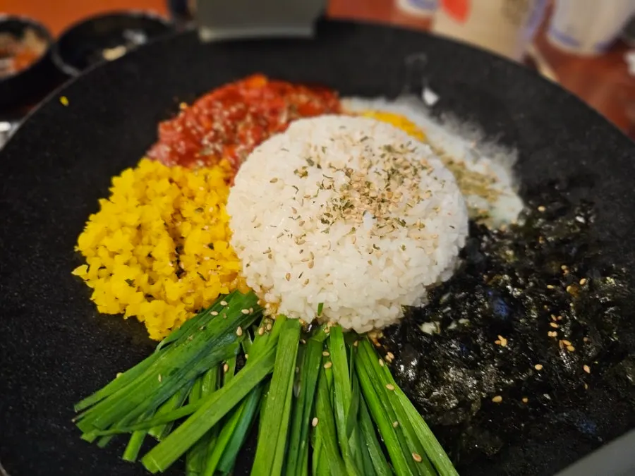 철판에 올려 나온 알록달록 볶음밥 재료