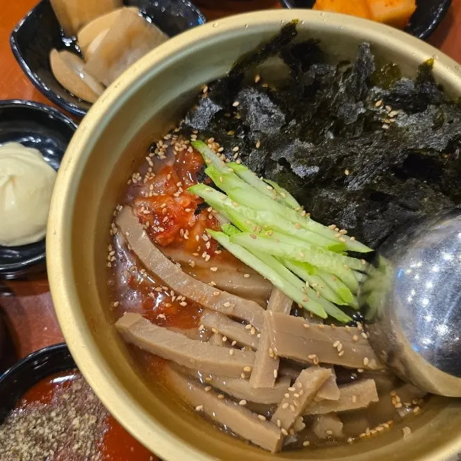 Stir-fried vegetable gopchang with side dishes