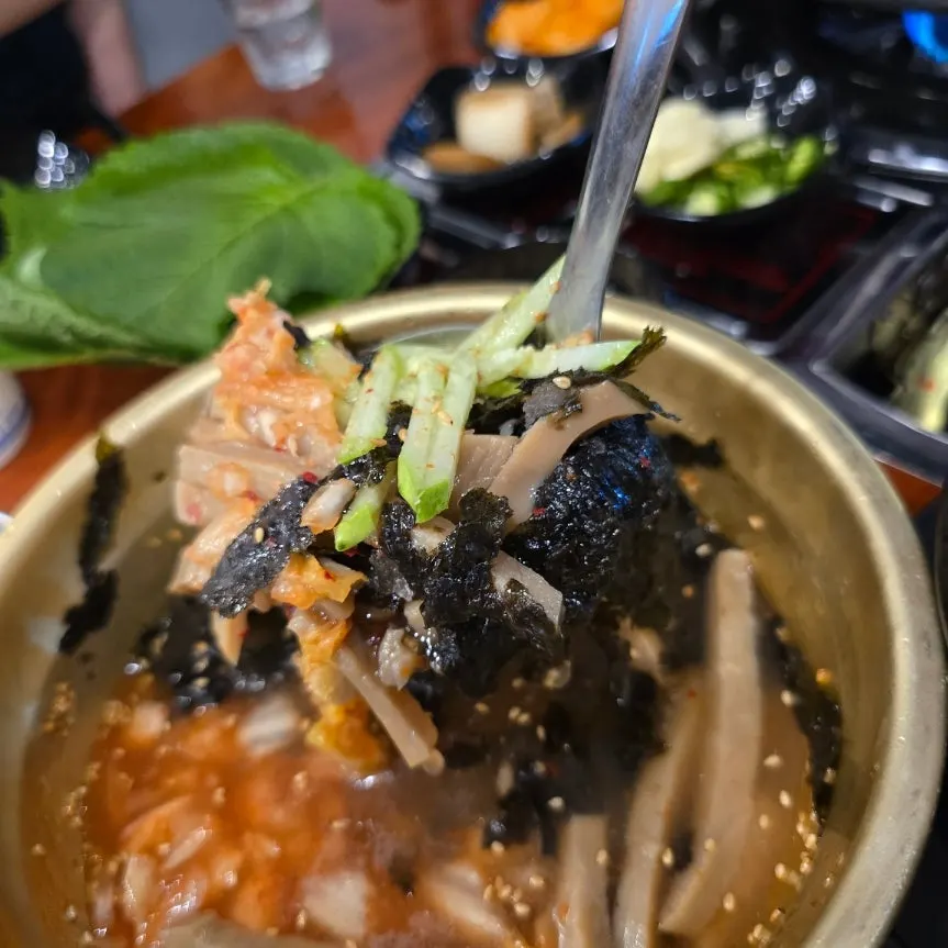 Scooping up a portion of muksabal