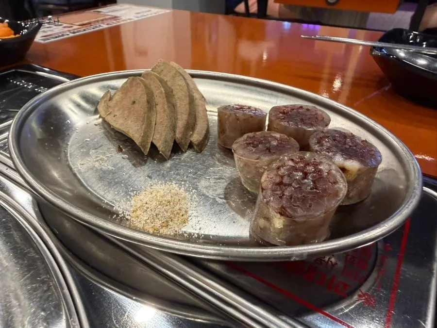 서비스로 나온 순대와 간, 주전자 어묵탕