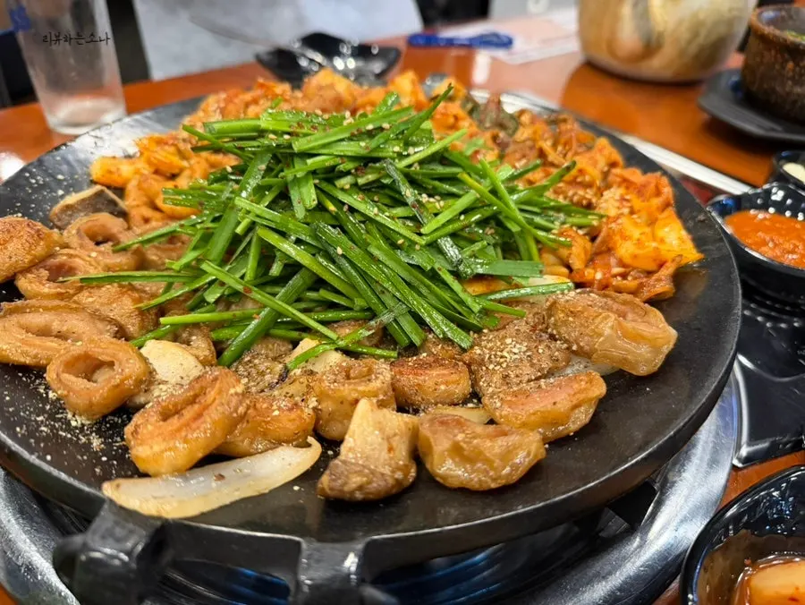 불판에 올라간 막창과 곱창
