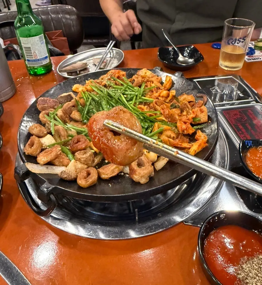 초벌된 곱창과 뚝배기 곱창전골