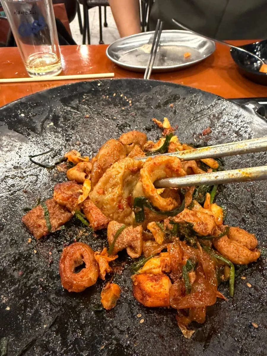 불판 위에서 데워지는 쫀득한 곱창