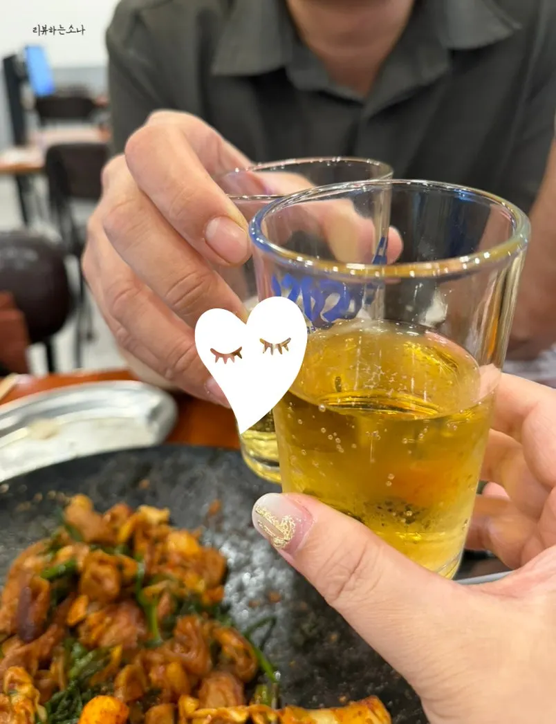 곱창 한 점 집어 든 모습