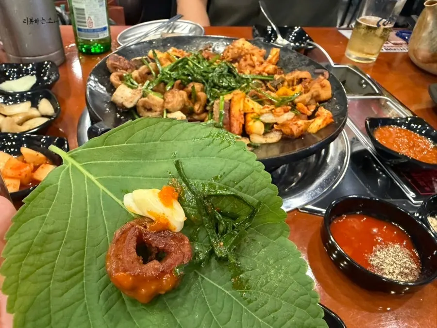 마늘과 고추를 곁들인 막창