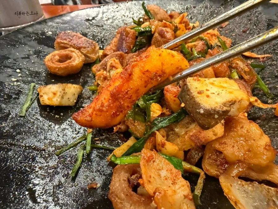 구워진 막창 한 점