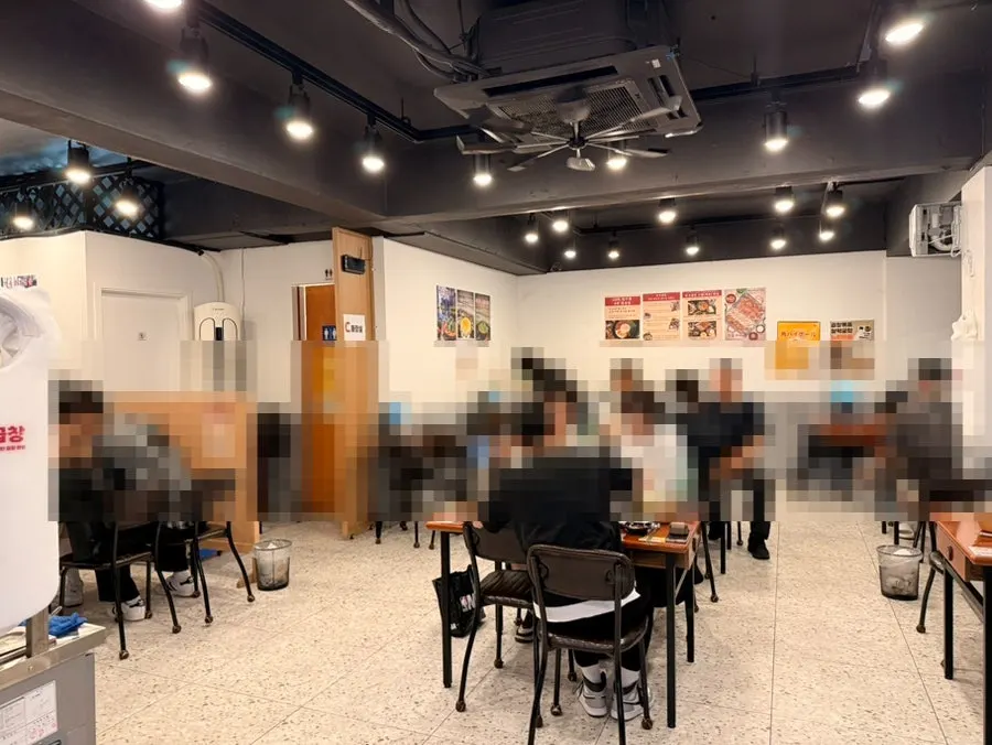 문을 열어둔 연수곱창 내부 좌석 전경