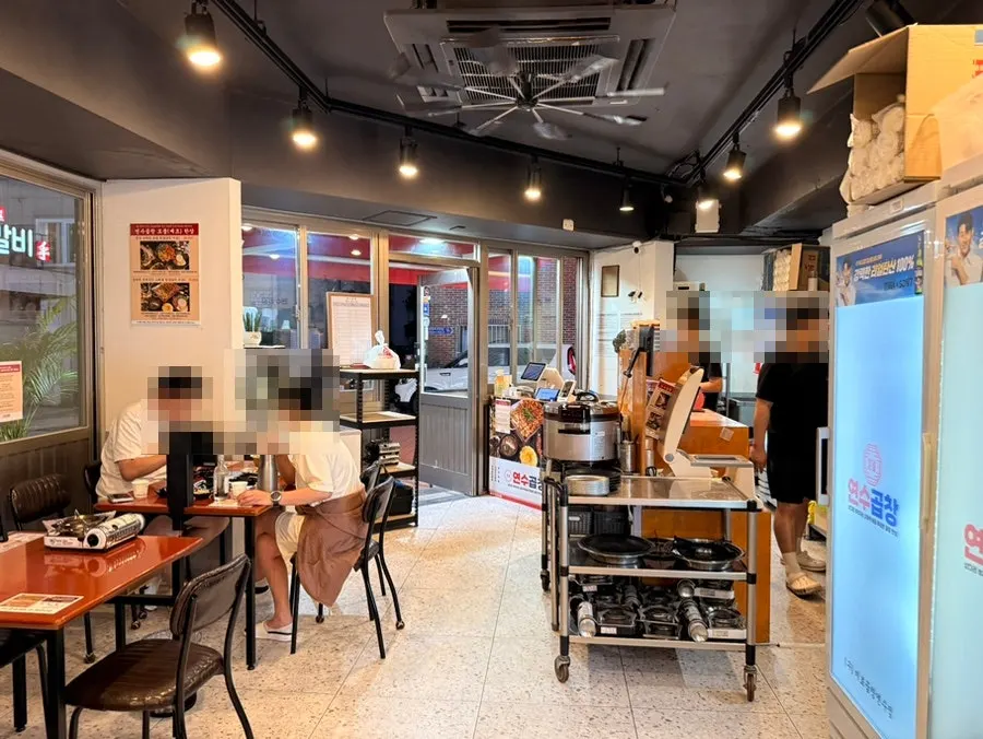 연수곱창 매장 내부 통로와 테이블 세팅
