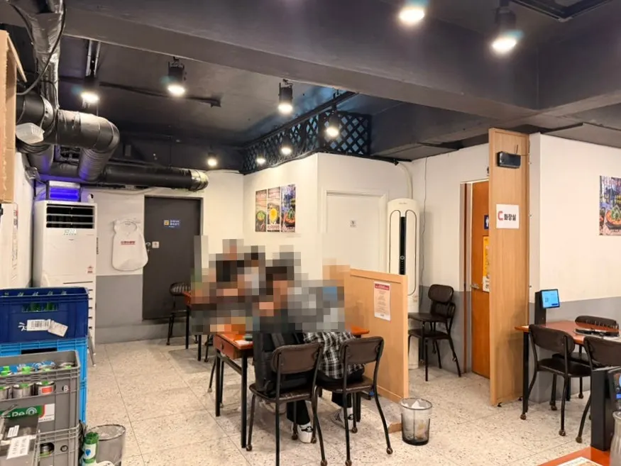 연수곱창 매장 안쪽 좌석 모습