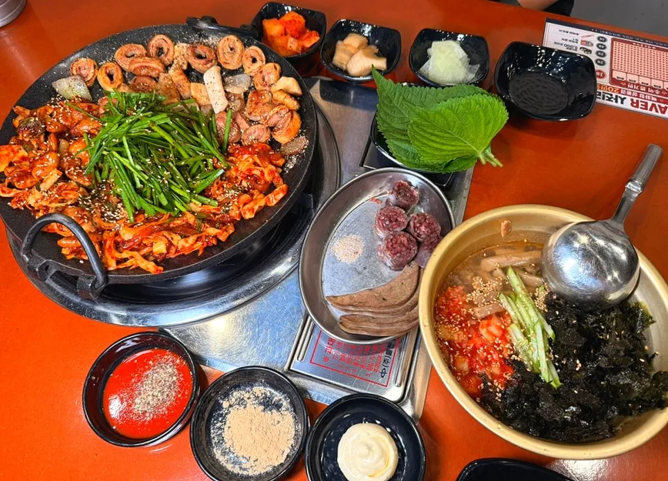 한상 가득 차려진 연수곱창 모둠 세트 한상