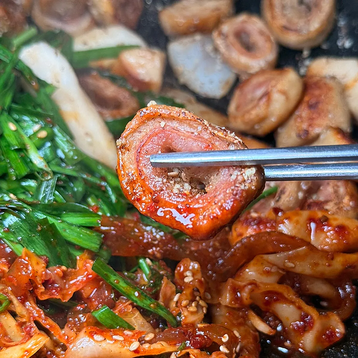 불판에 올린 직화야채곱창볶음과 소금구이막창