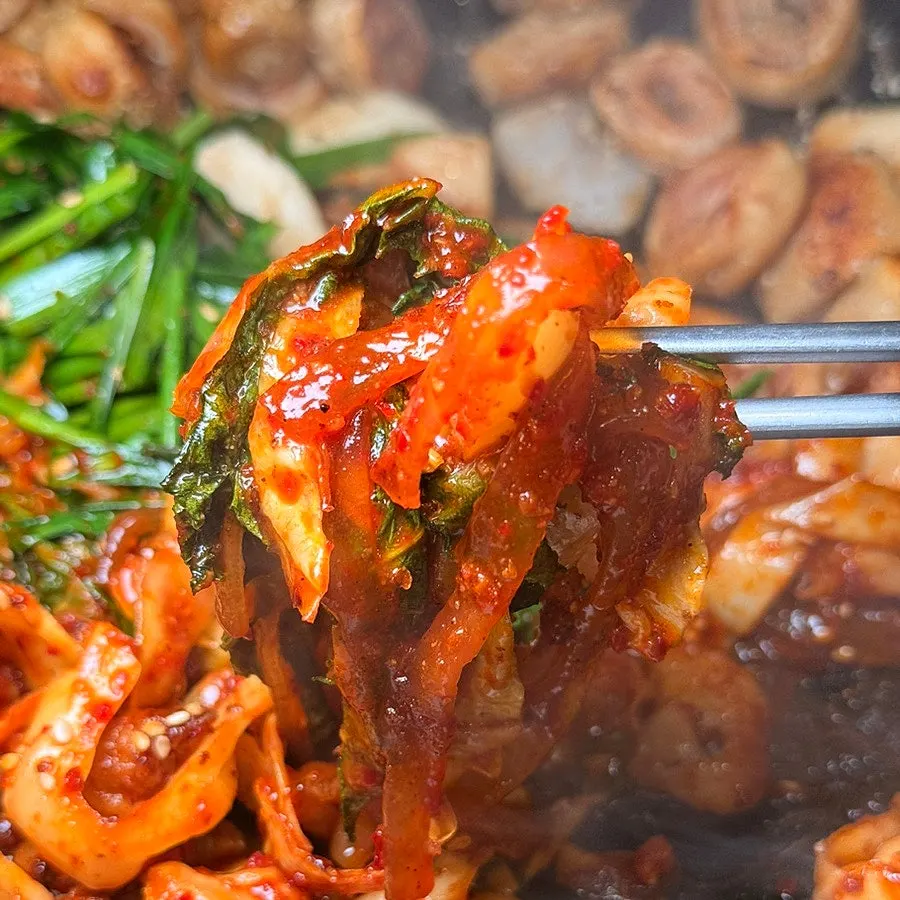 짭조름하게 구워진 소금구이막창 클로즈업