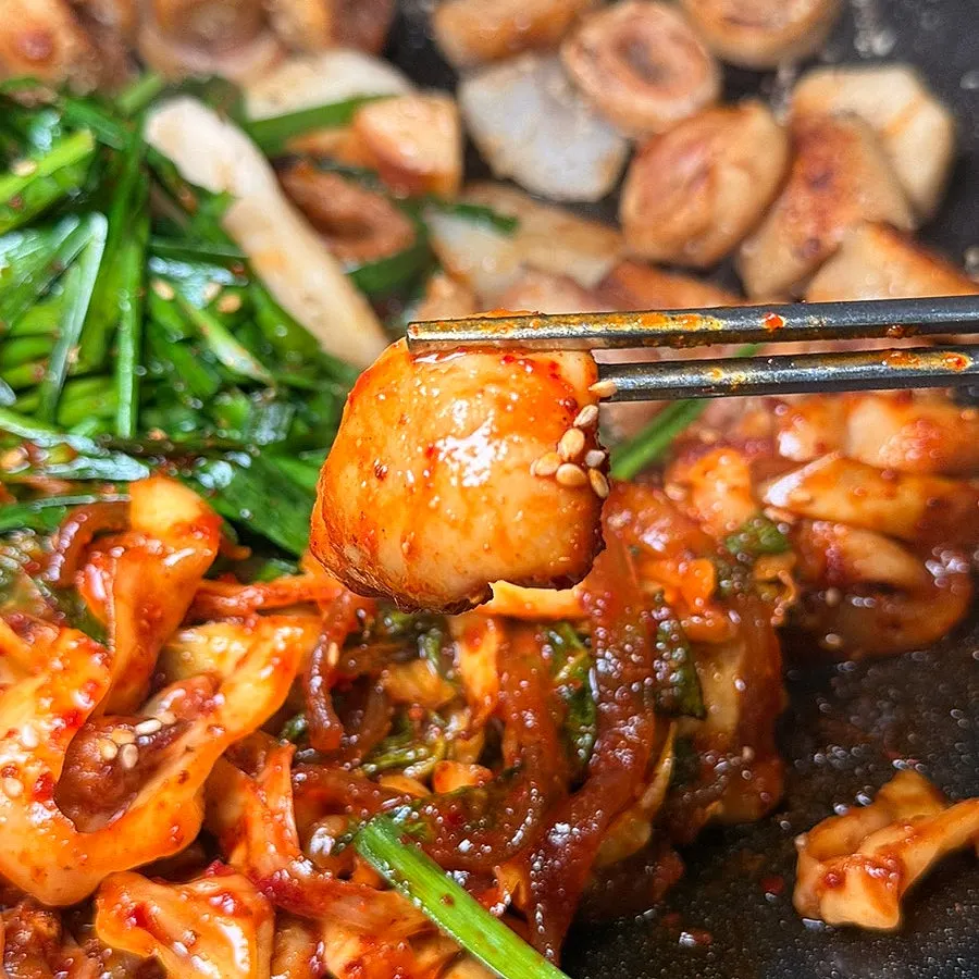부추와 당면이 들어간 매콤한 직화야채곱창볶음
