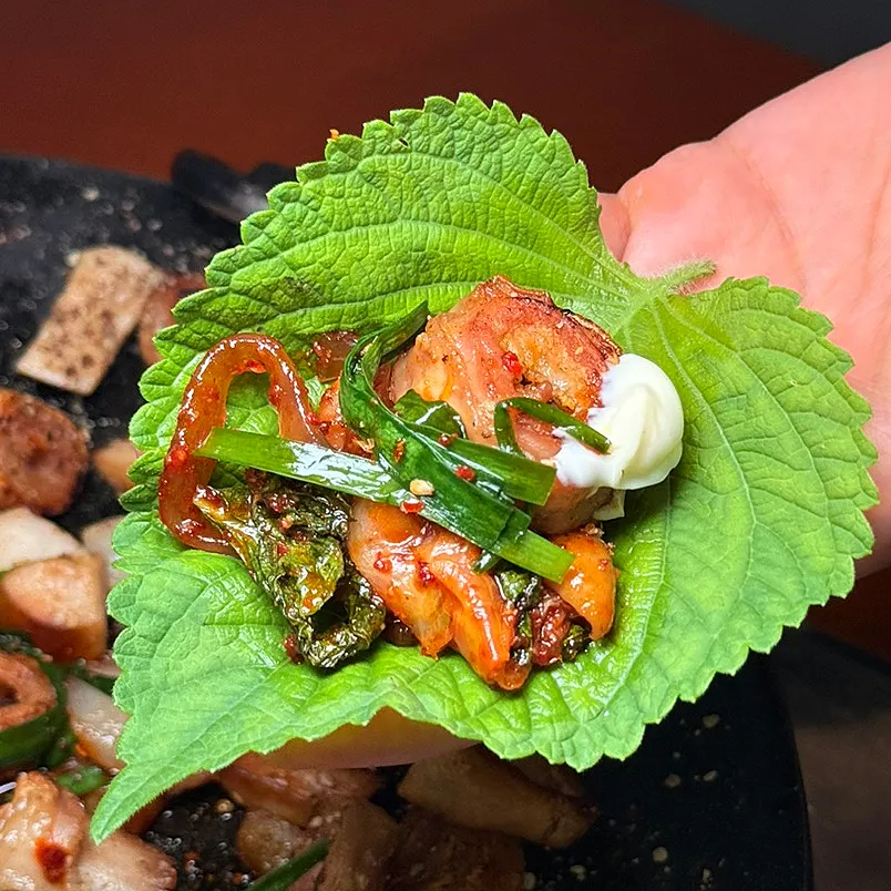 곱창과 막창을 넣고 싼 마요 소스 쌈