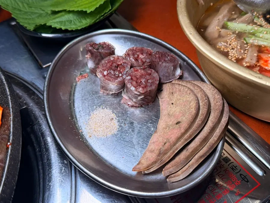 서비스로 나온 촉촉한 순대와 간 접시
