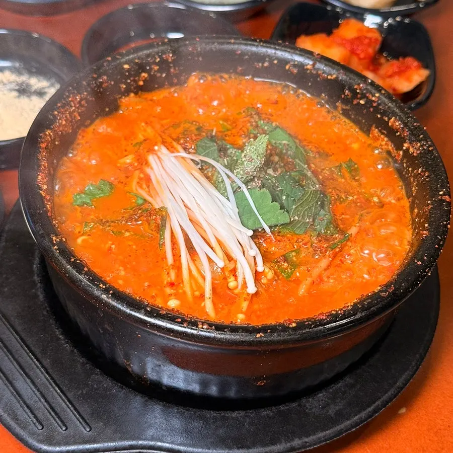 뚝배기에 담긴 연수곱창 곱창 전골