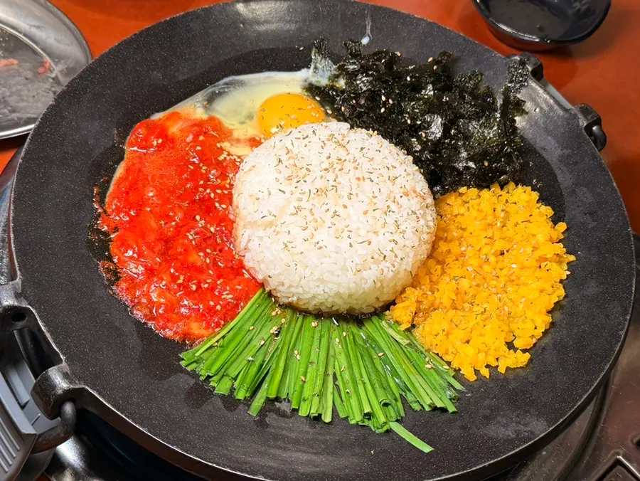 플레이팅되어 나온 찐 참기름 볶음밥