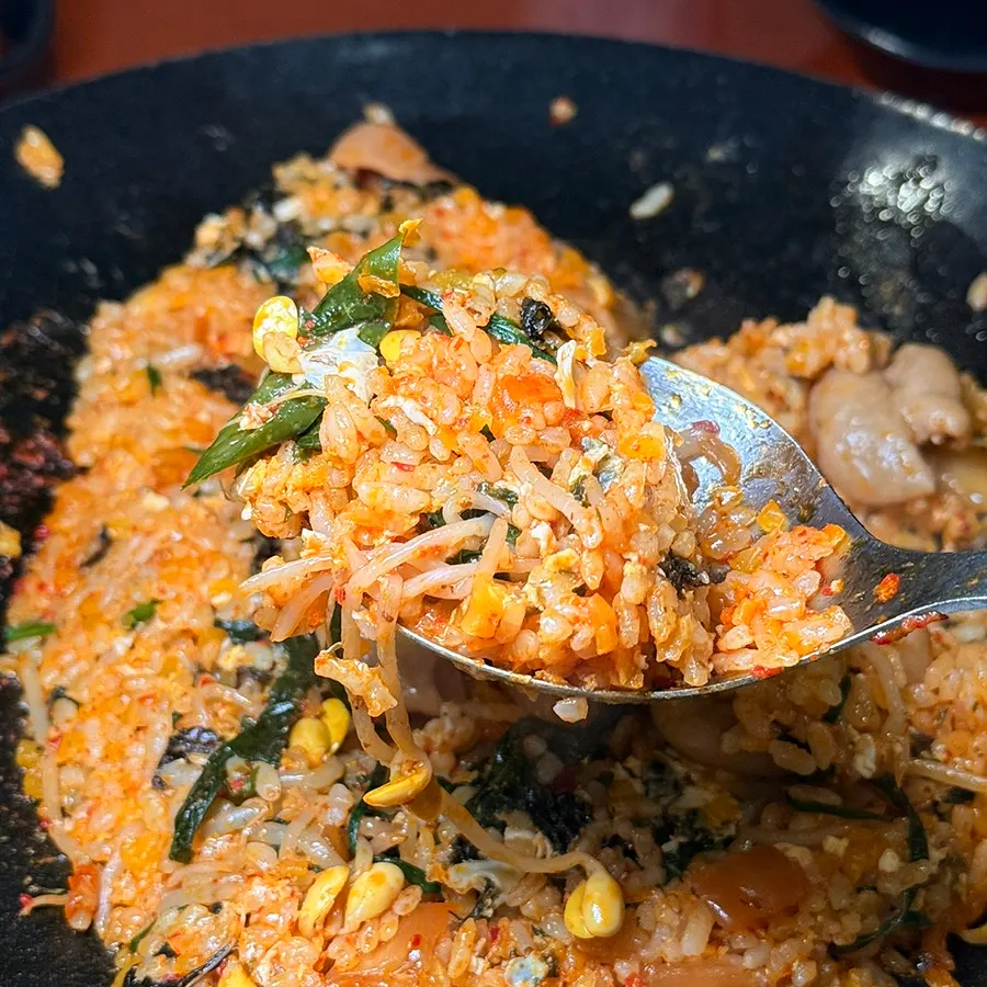 곱창을 올린 참기름 볶음밥 한 그릇