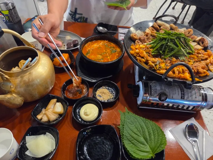 Yeonsu Gopchang Assorted Set topped with seasoned chives
