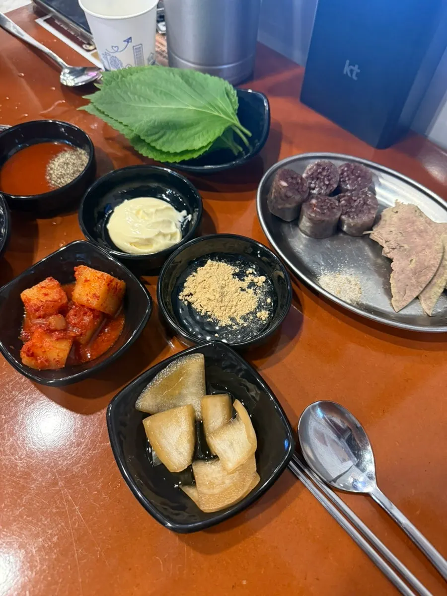 연수곱창 기본찬과 서비스 순대, 간