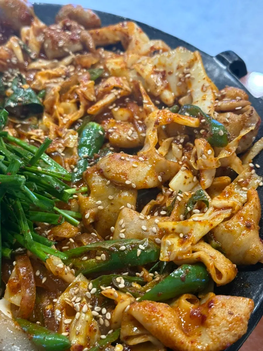 들깨 뿌린 막창과 바삭하게 튀긴 떡