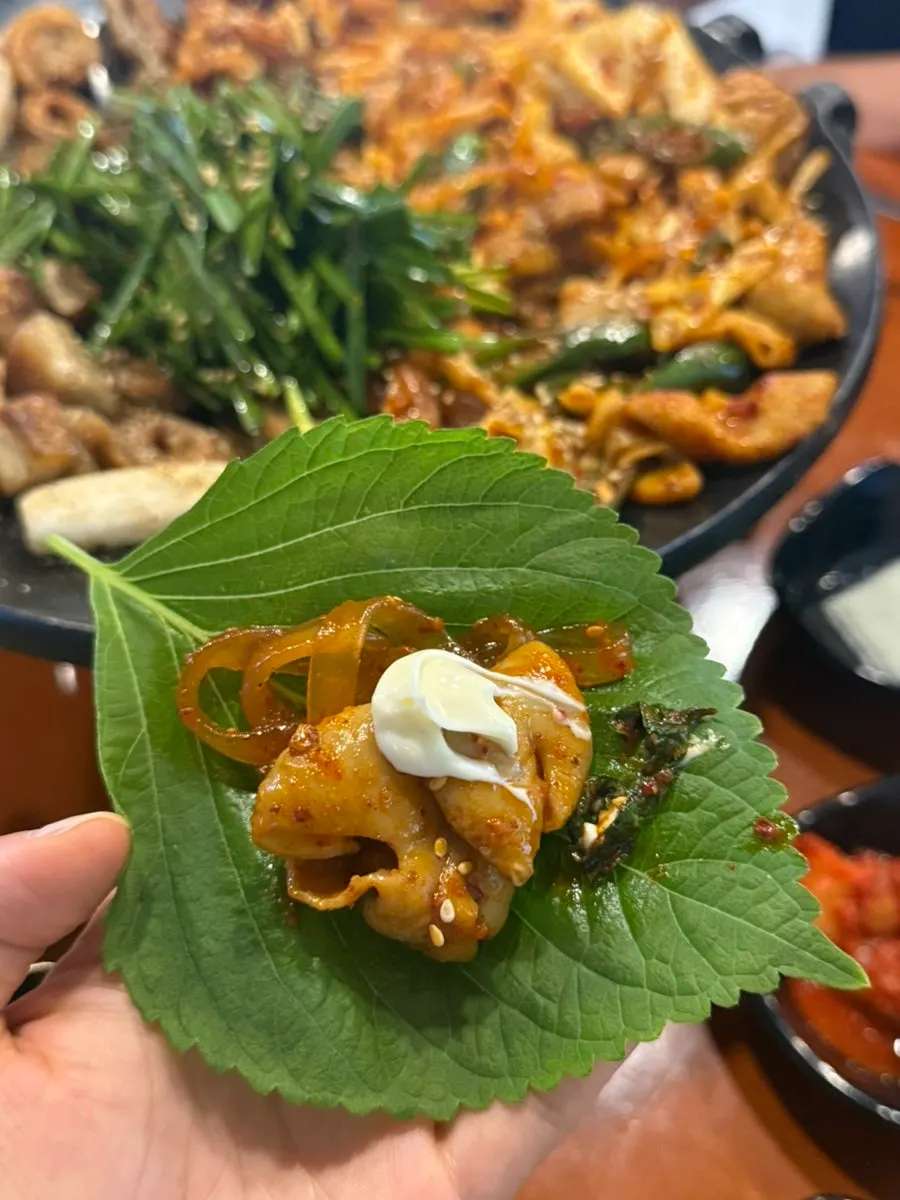 불판에 구워지는 막창과 야채