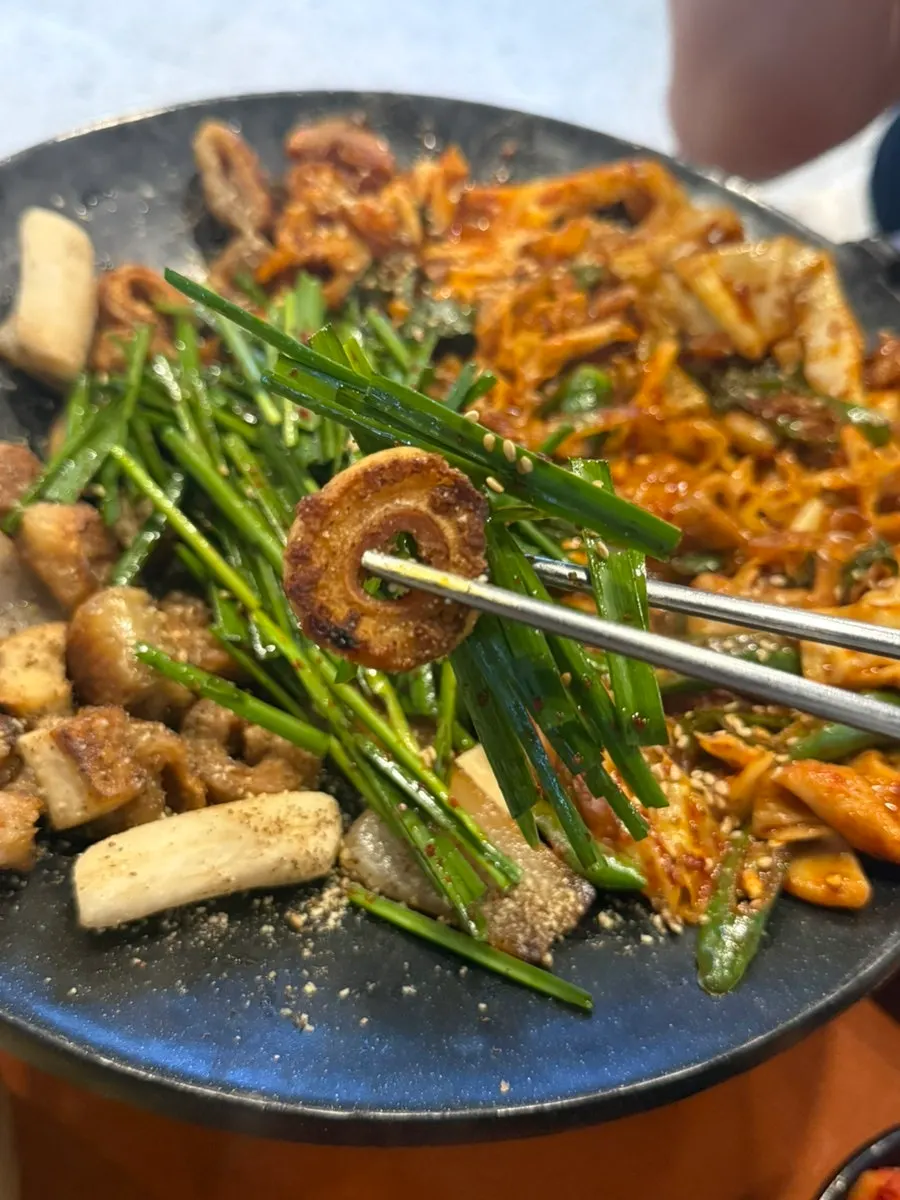 깻잎에 마요네즈 곁들인 땡초곱창볶음