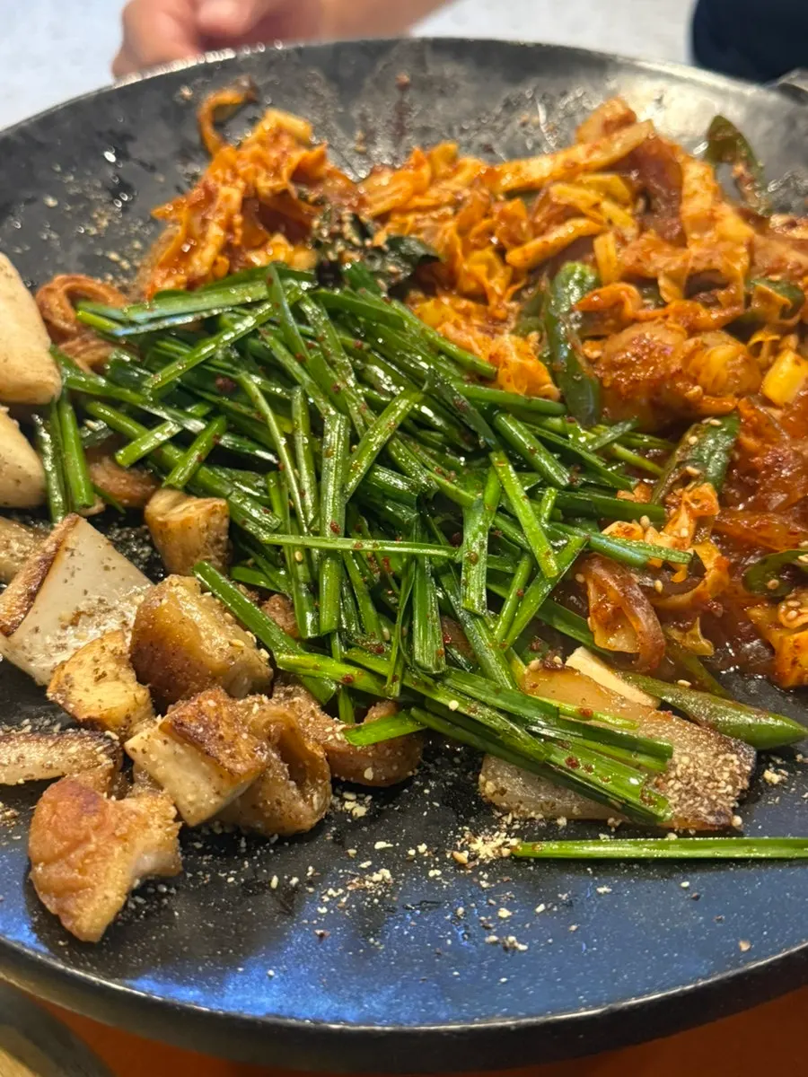 부추무침 올려 먹는 막창 한 점
