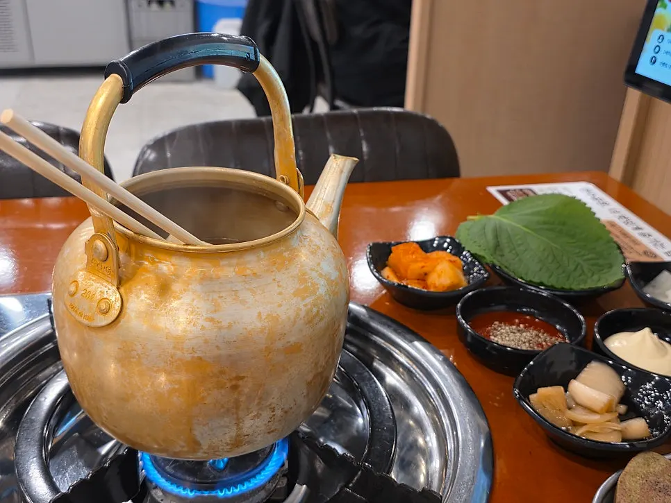 서비스로 나온 주전자 어묵탕