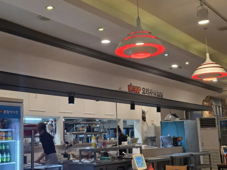 Fachada y cartel del restaurante en Yeonsu Plaza
