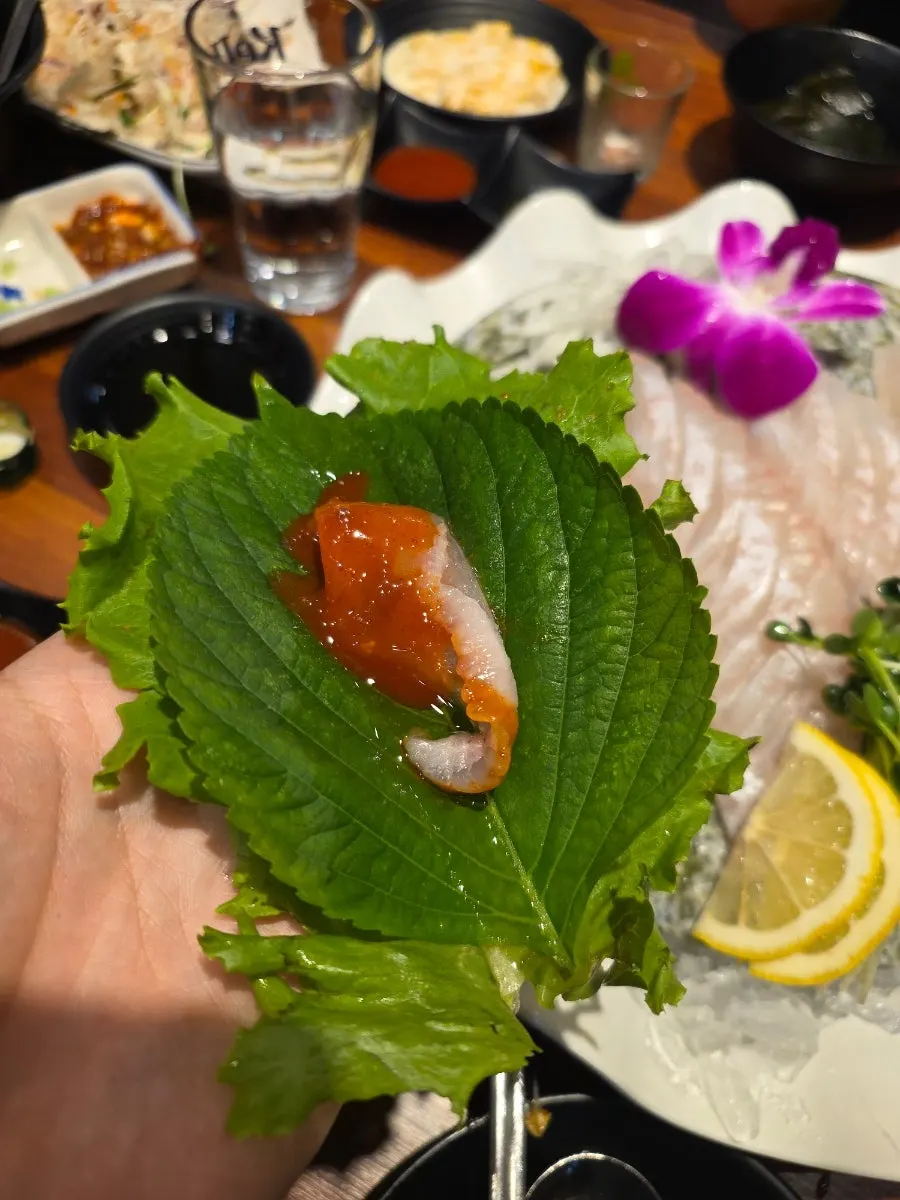 Mesa de hoe de gwangeo acompañado de soju