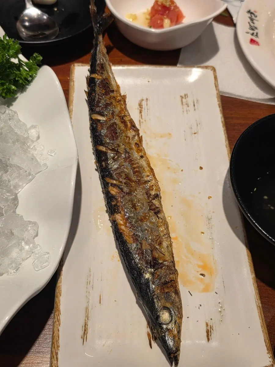 Pez saurio a la parrilla y platos de sukidashi