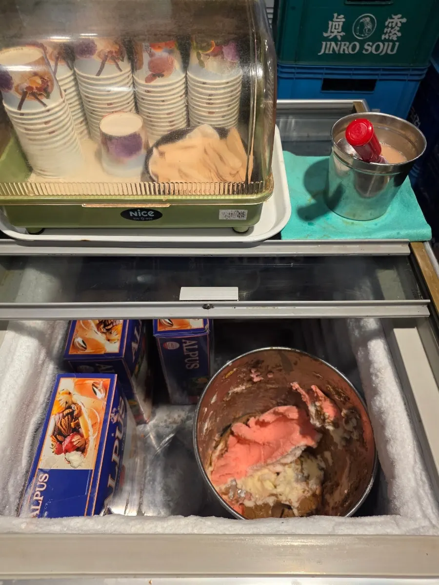 Helado de postre servido por autoservicio