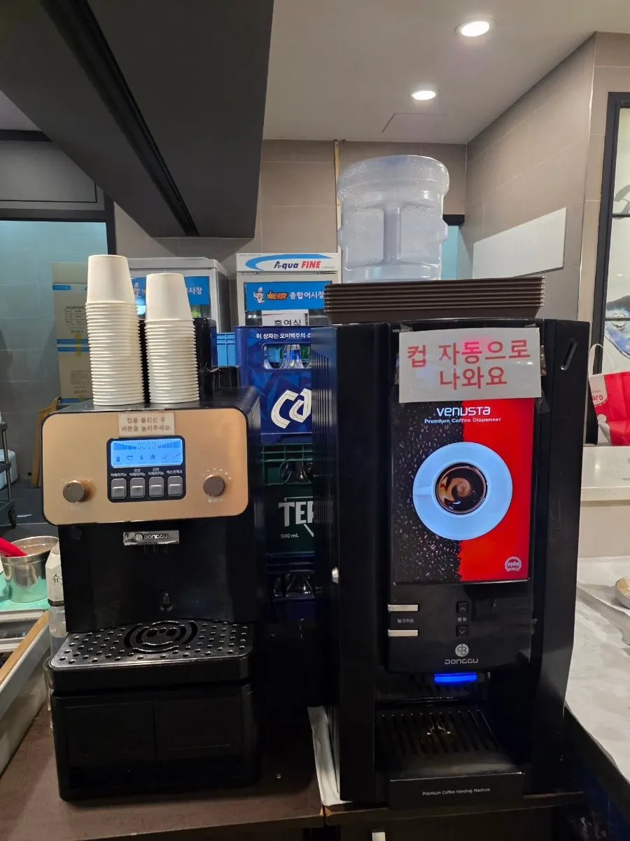 Café de autoservicio disfrutado tras la comida