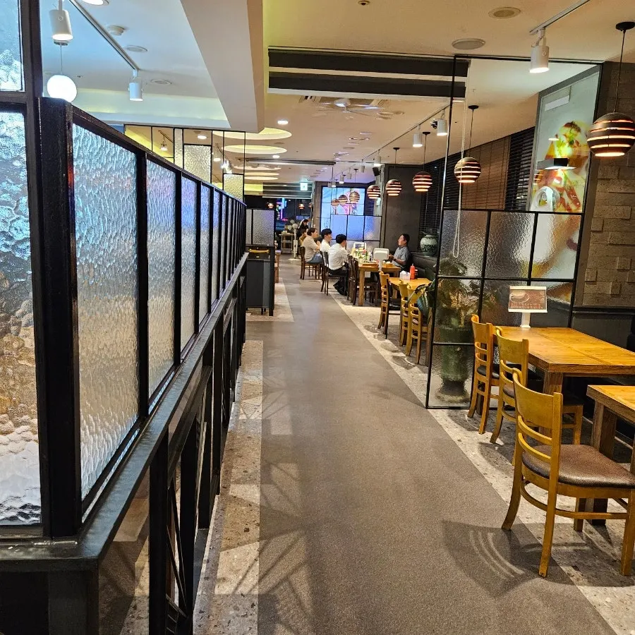Spacious interior of Veteran General Fish Market Incheon Yeonsu Branch