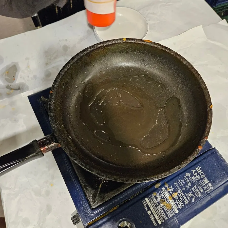 Frying pan station for self-cook kimchi pancake