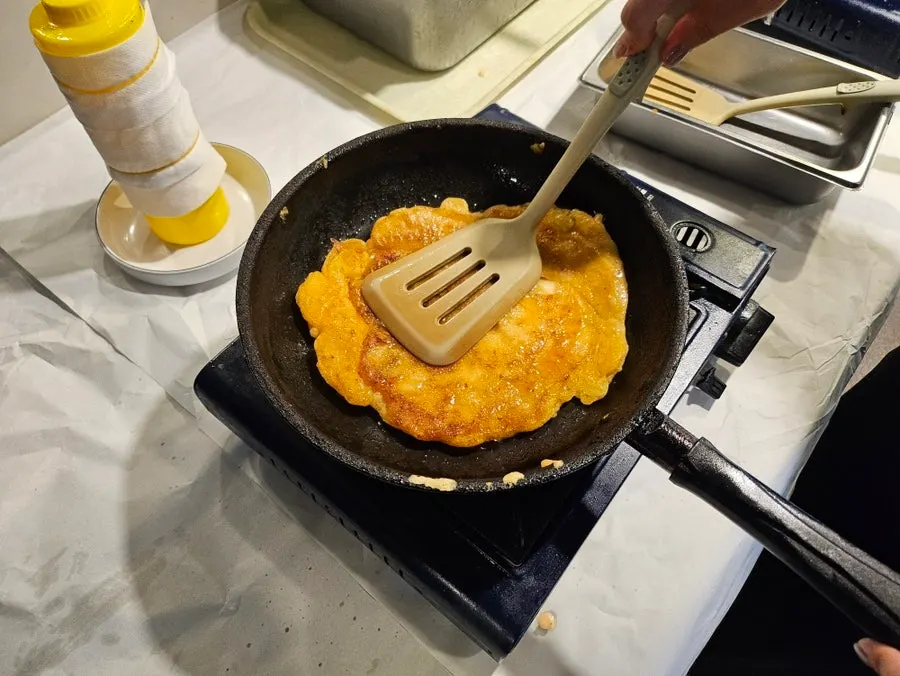 김치와 곁들임 반찬이 놓인 셀프바 코너