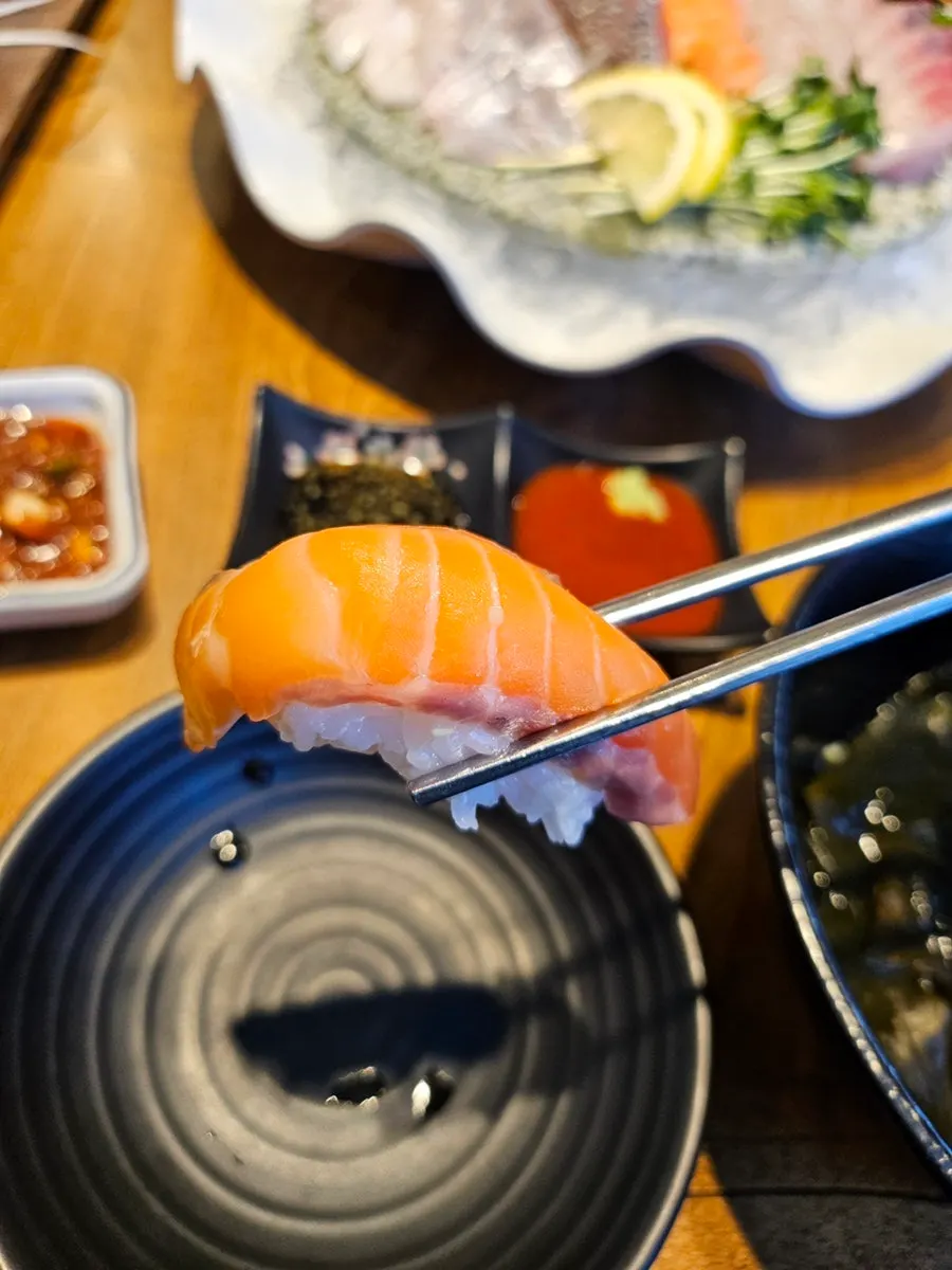 도톰하게 썰린 회 모둠 접시