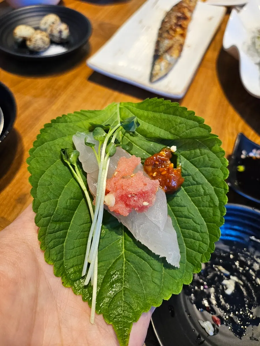깻잎에 회와 무순, 쌈장을 올린 쌈