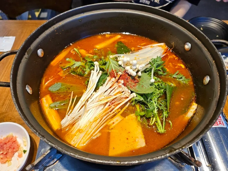 초장에 찍은 도톰한 회 한 점