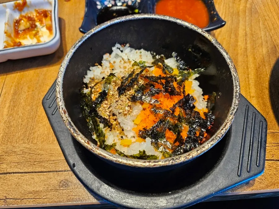 팽이버섯과 쑥갓이 올라간 매운탕